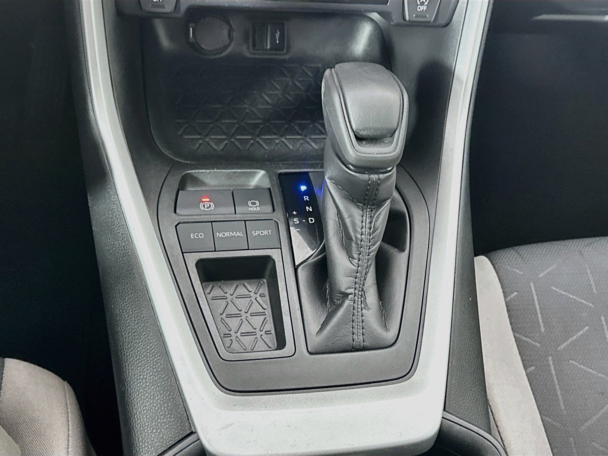 Used 2020 Toyota RAV4 XLE FWD image 25