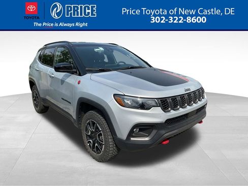 Used 2025 Jeep Compass Trailhawk AWD/4WD image 1