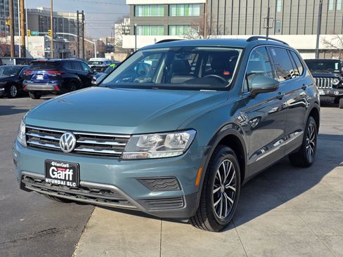 Used 2020 Volkswagen Tiguan SE w/ Panoramic Sunroof Package image 9