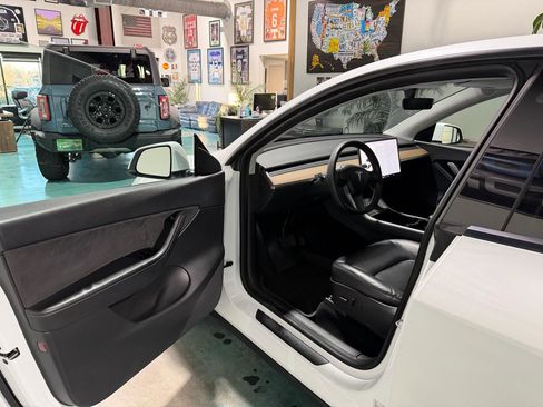 Used 2020 Tesla Model Y Long Range image 8