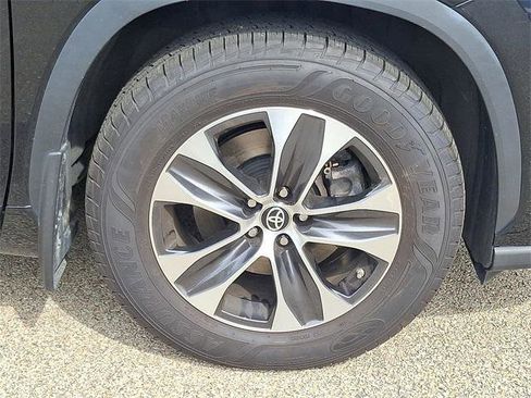 Certified 2022 Toyota Highlander XLE image 8