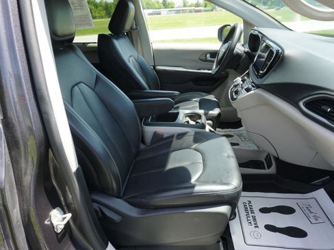 Used 2023 Chrysler Pacifica Touring-L FWD image 23