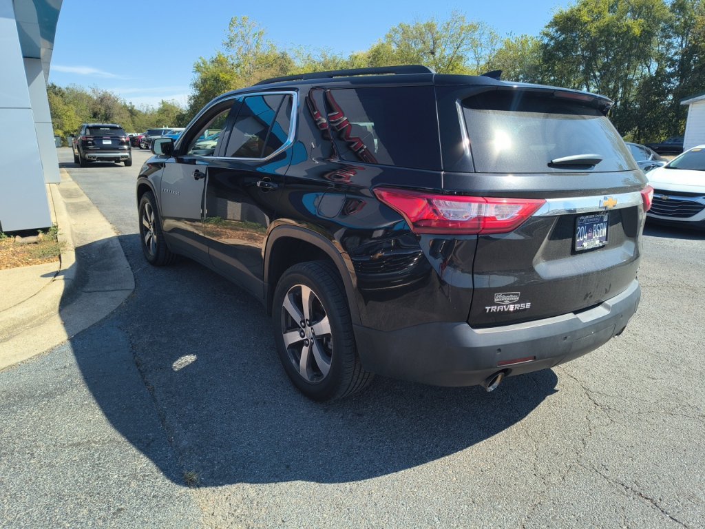 Used 2021 Chevrolet Traverse LT w/ LT Premium Package AWD/4WD image 2