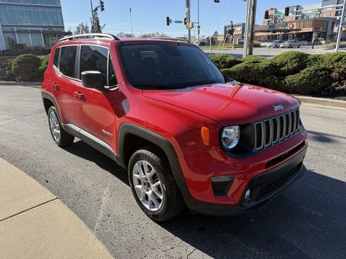 Used 2023 Jeep Renegade Latitude w/ Premium Group image 3