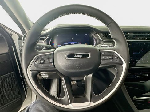 Used 2023 Jeep Grand Cherokee L Laredo image 12