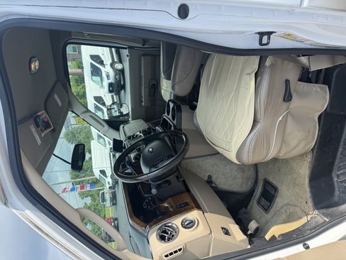 Used 2011 Ford E-150 and Econoline 150 w/ Premium Van Group RWD image 5