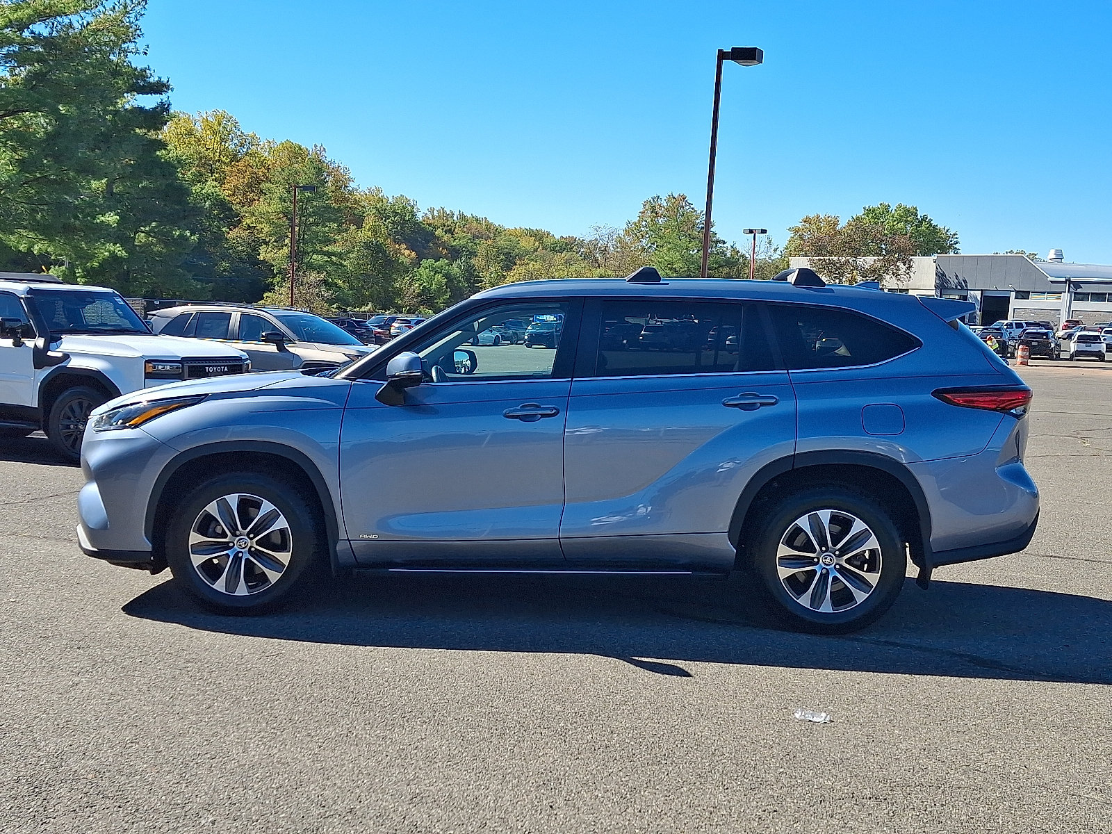 Used 2023 Toyota Highlander XLE AWD/4WD image 4