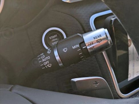 Used 2023 Land Rover Range Rover Velar R-Dynamic S image 17