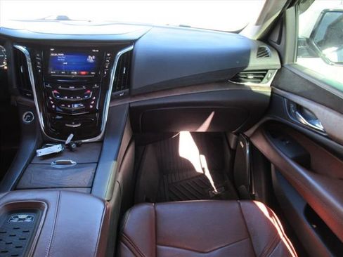 Used 2015 Cadillac Escalade Luxury image 12