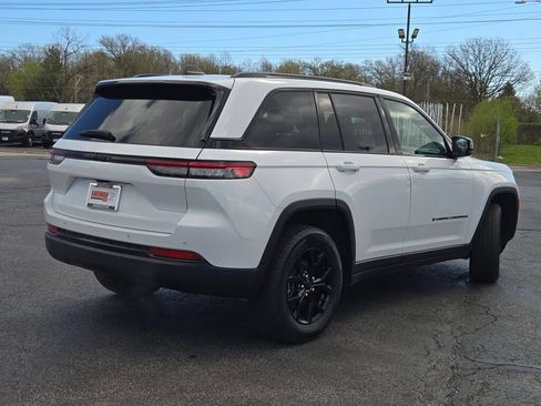 Used 2024 Jeep Grand Cherokee Altitude RWD image 12