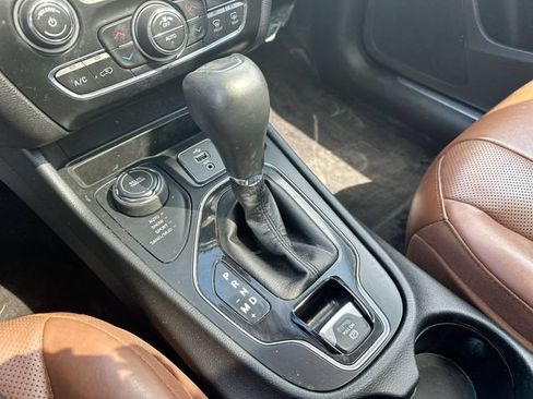 Used 2019 Jeep Cherokee Overland w/ Technology Group AWD/4WD image 18