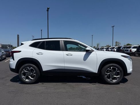Used 2024 Chevrolet Trax LT w/ Driver Confidence Package FWD image 4