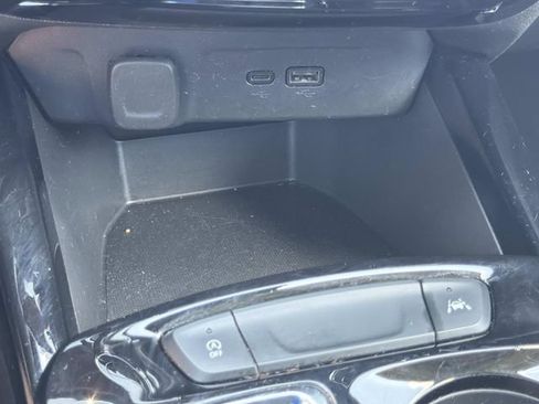 Used 2025 Chevrolet Trax LT FWD image 27