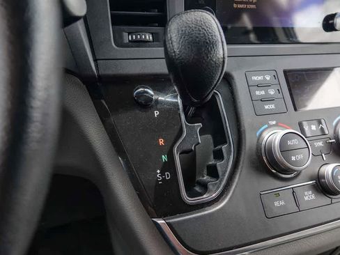 Used 2015 Toyota Sienna LE FWD image 18
