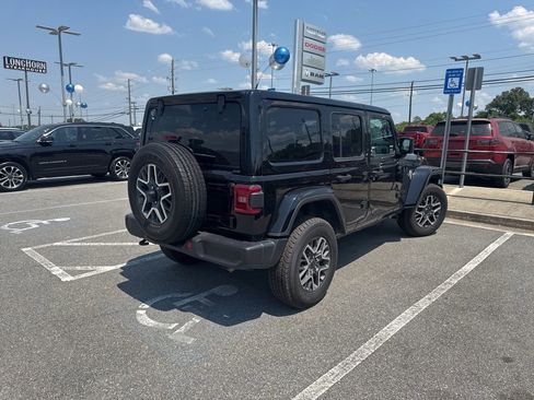 Used 2025 Jeep Wrangler Unlimited Sahara AWD/4WD image 5