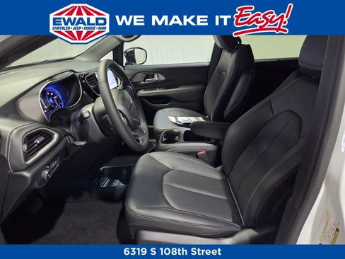 New 2026 Chrysler Pacifica Select image 7