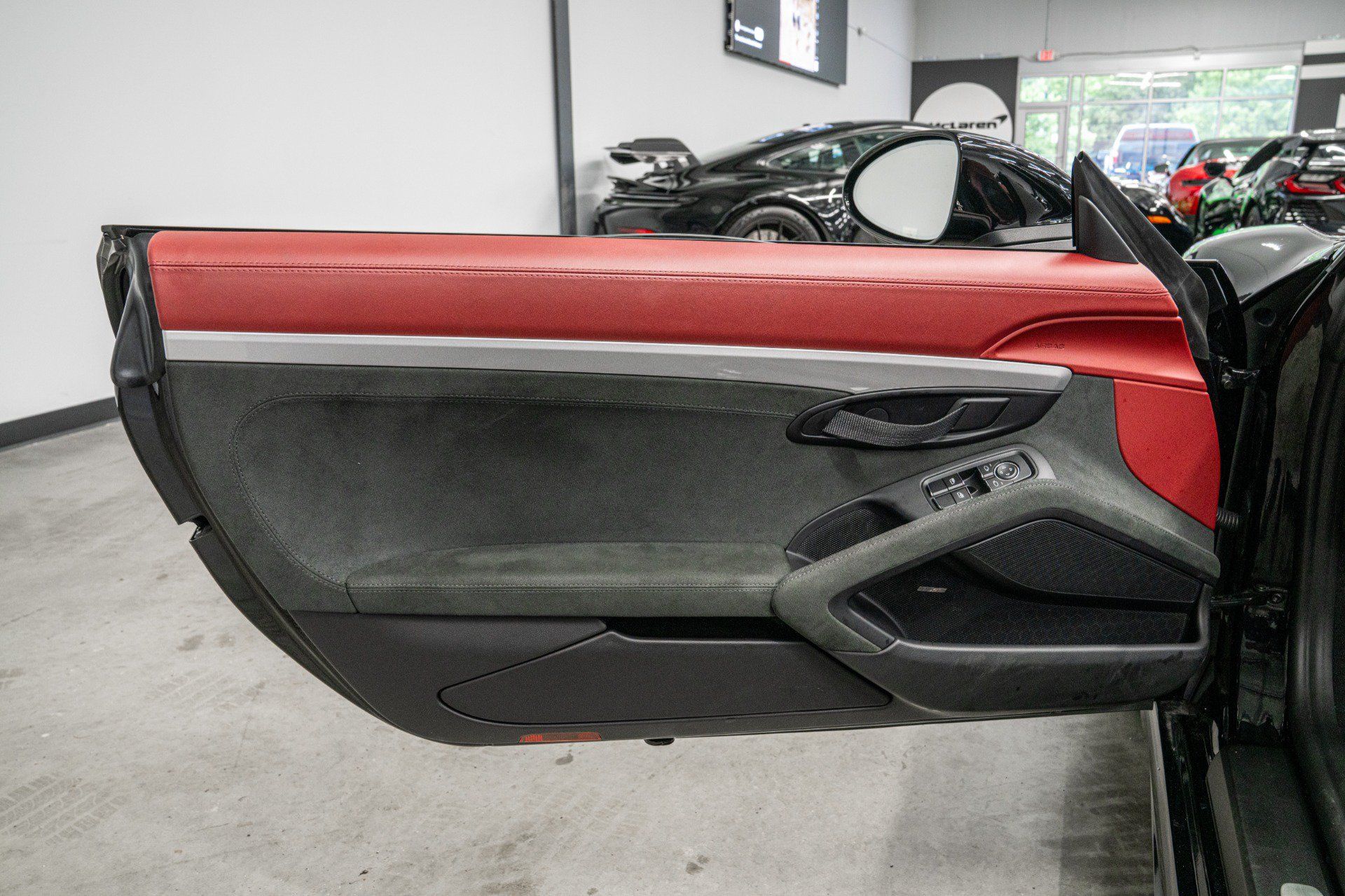 Used 2023 Porsche 718 Boxster Spyder RWD image 38
