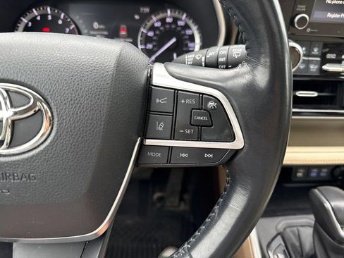 Used 2022 Toyota Highlander XLE AWD/4WD image 19
