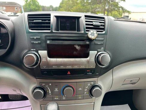 Used 2011 Toyota Highlander 2WD w/ Tech Pkg image 9