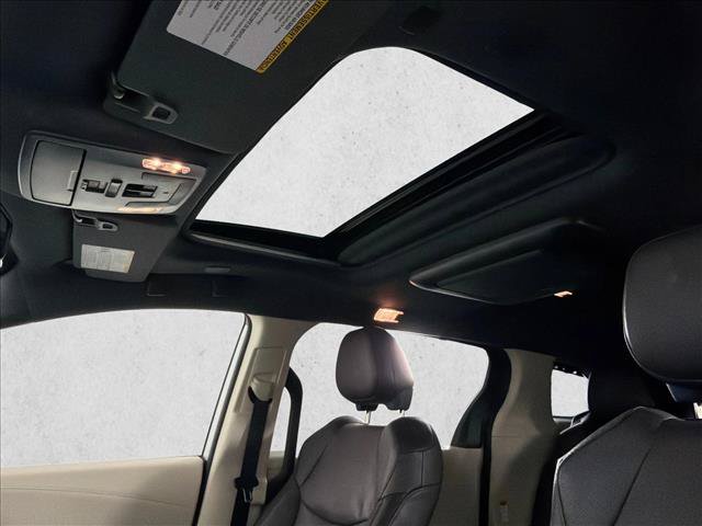 Used 2022 Toyota Sienna Platinum FWD image 2