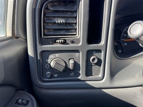 Used 2005 Chevrolet Silverado 2500 LS w/ Skid Plate Package image 25