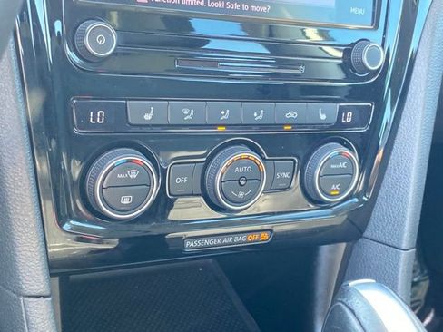 Used 2022 Volkswagen Passat 2.0T image 11