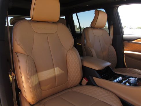Used 2023 Jeep Grand Cherokee L Summit AWD/4WD image 11