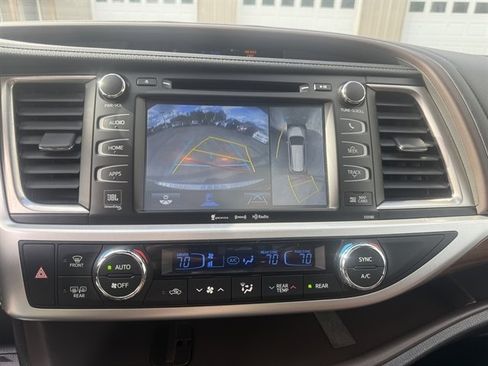 Used 2017 Toyota Highlander Limited Platinum AWD/4WD image 16