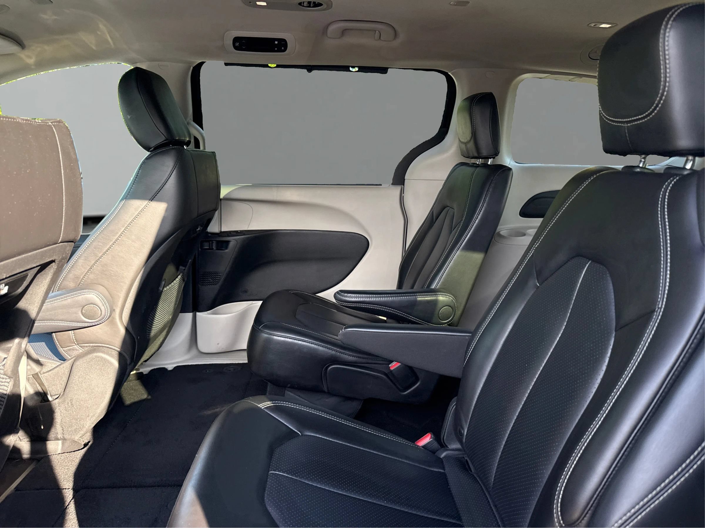 Used 2023 Chrysler Pacifica Touring-L FWD image 10