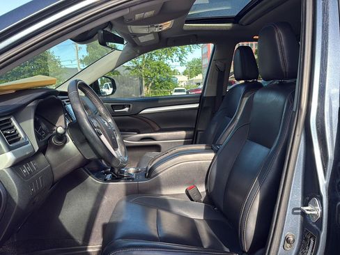 Used 2017 Toyota Highlander XLE AWD/4WD image 9