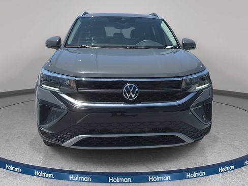 Used 2022 Volkswagen Taos SE w/ Panoramic Sunroof Package FWD image 3