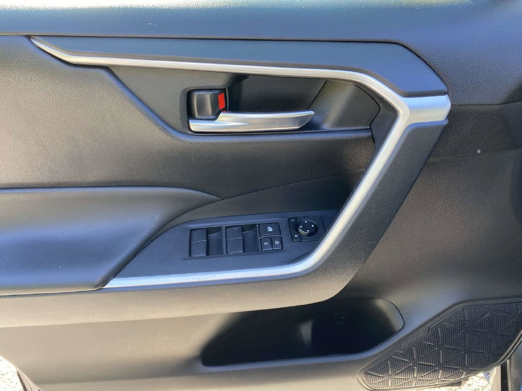 Used 2019 Toyota RAV4 XLE FWD image 16