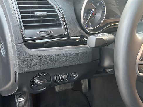 Used 2023 Chrysler 300 Touring w/ Sport Appearance Package image 10