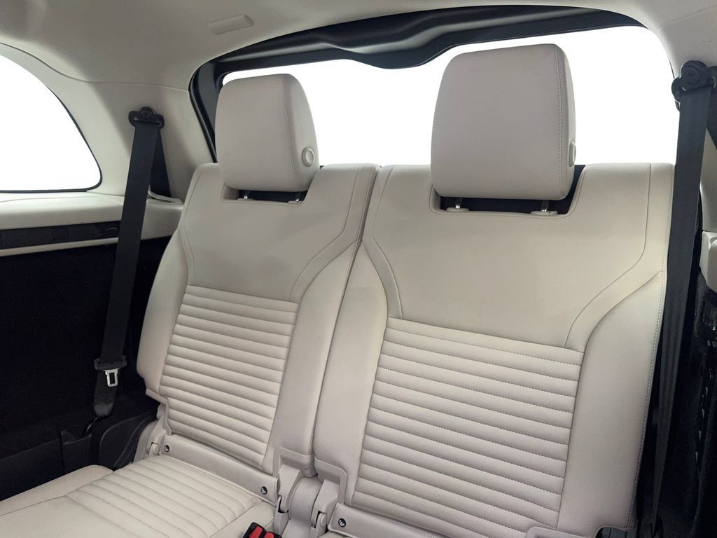 Used 2025 Land Rover Discovery S AWD/4WD image 41