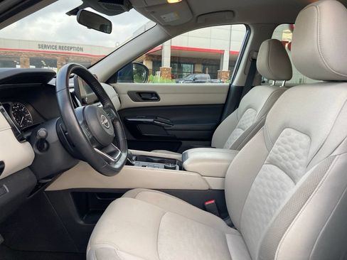 Used 2025 Nissan Pathfinder SV AWD/4WD image 9