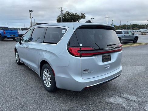Used 2024 Chrysler Pacifica Touring-L image 5