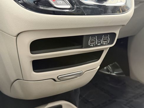 Used 2023 Chrysler Pacifica Touring-L FWD image 23