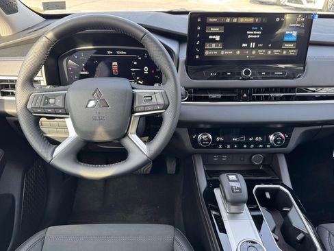 New 2025 Mitsubishi Outlander SE image 13