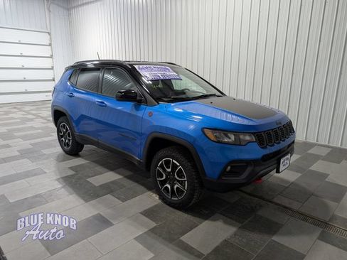 Used 2025 Jeep Compass Trailhawk AWD/4WD image 5