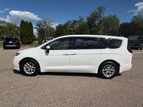Used 2023 Chrysler Pacifica Touring-L FWD image 2