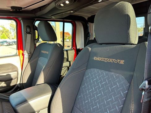 Used 2025 Jeep Gladiator Mojave w/ Convenience Group image 16