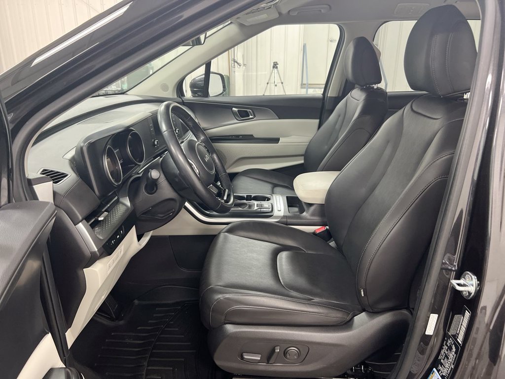 Used 2023 Kia Carnival LX FWD image 19