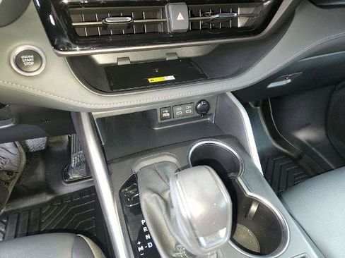 Used 2024 Toyota Highlander XLE FWD image 22