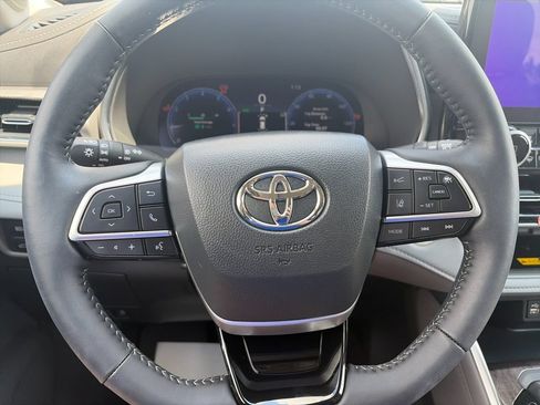 Used 2025 Toyota Highlander Platinum AWD/4WD image 27