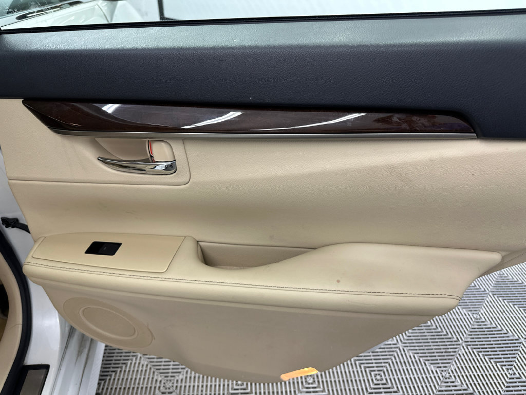 Used 2014 Lexus ES 350 w/ Luxury Package FWD image 17