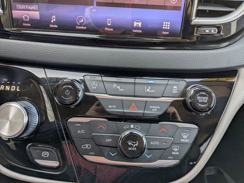 Used 2023 Chrysler Pacifica Touring-L image 18