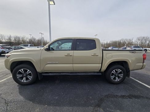 Used 2016 Toyota Tacoma TRD Sport w/ Towing Package image 4