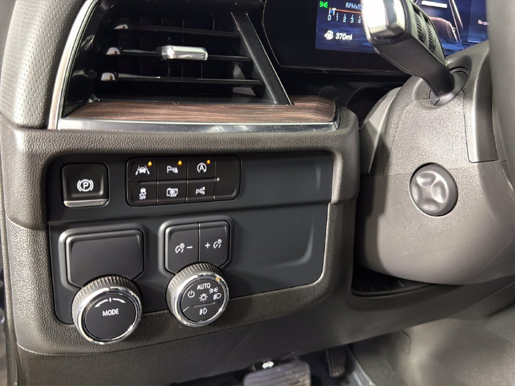 Used 2025 Chevrolet Suburban Premier RWD image 19