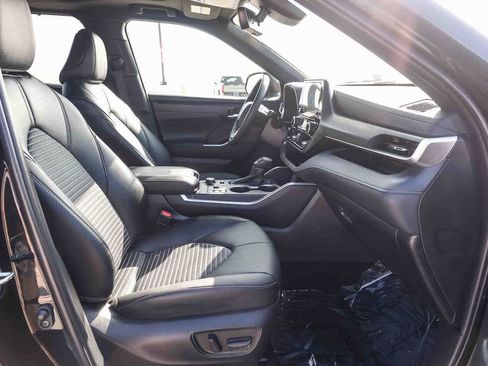 Used 2025 Toyota Highlander XSE AWD/4WD image 17