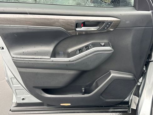 Used 2025 Toyota Highlander Platinum image 12